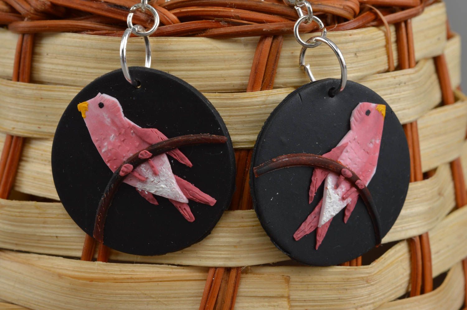 Серьги из полимерной глины круглые в виде птичек черные с розовым ручной работы фото 1