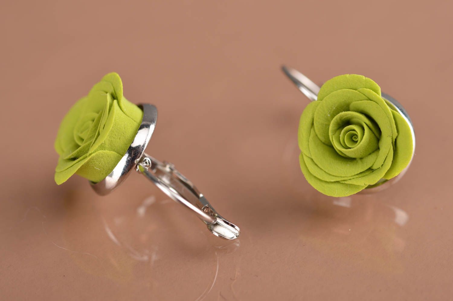 Handgemachte Blumen Ohrringe aus Polymer Ton in Form der hellgrünen Rosen  foto 2