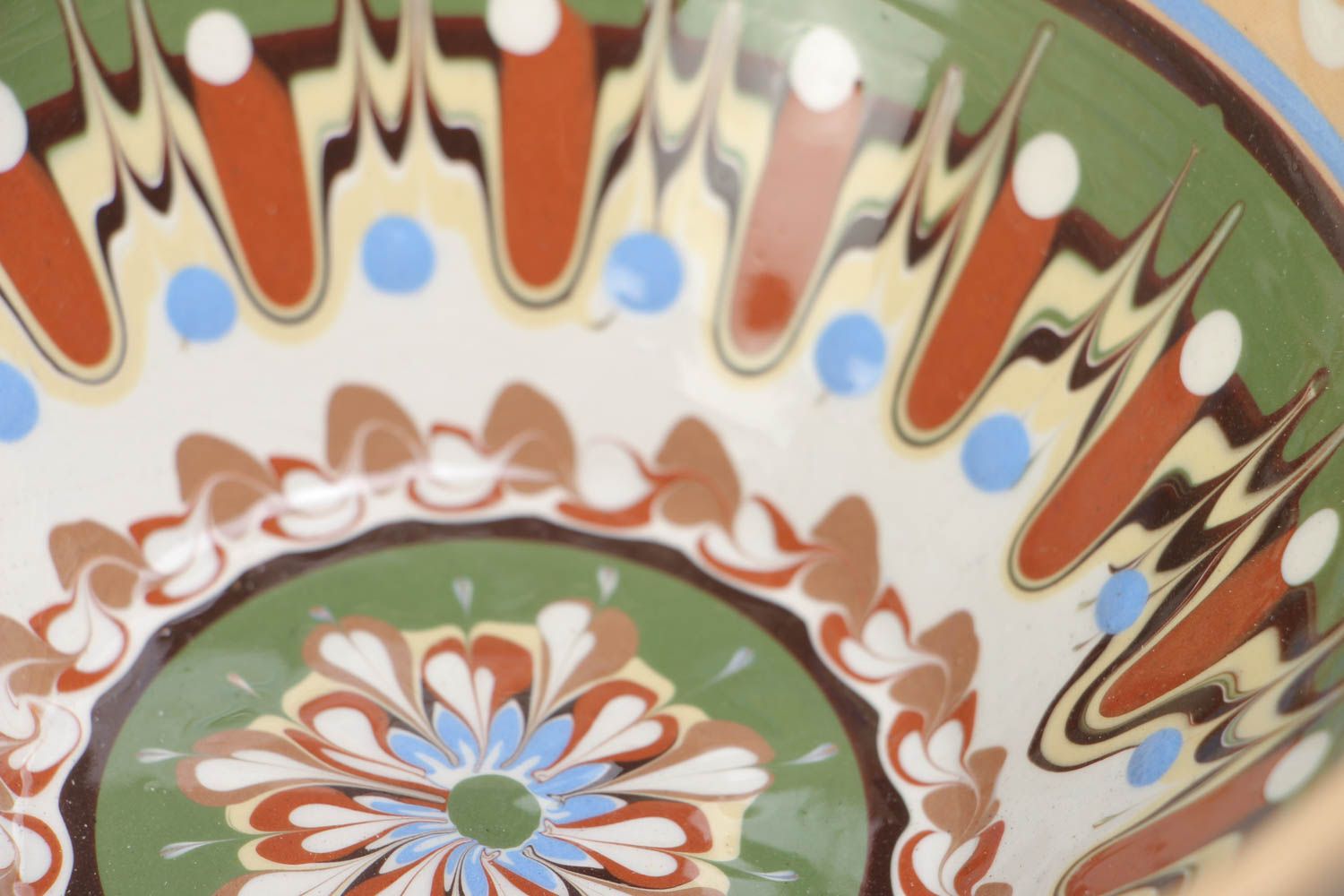 Красивая глиняная миска на 400 мл ручной работы расписанная цветной глазурью фото 3
