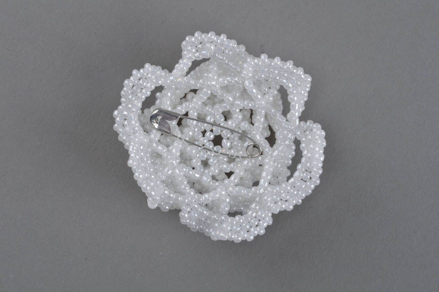 Белая брошь из бисера в виде цветка ручной работы красивая оригинальная фото 4