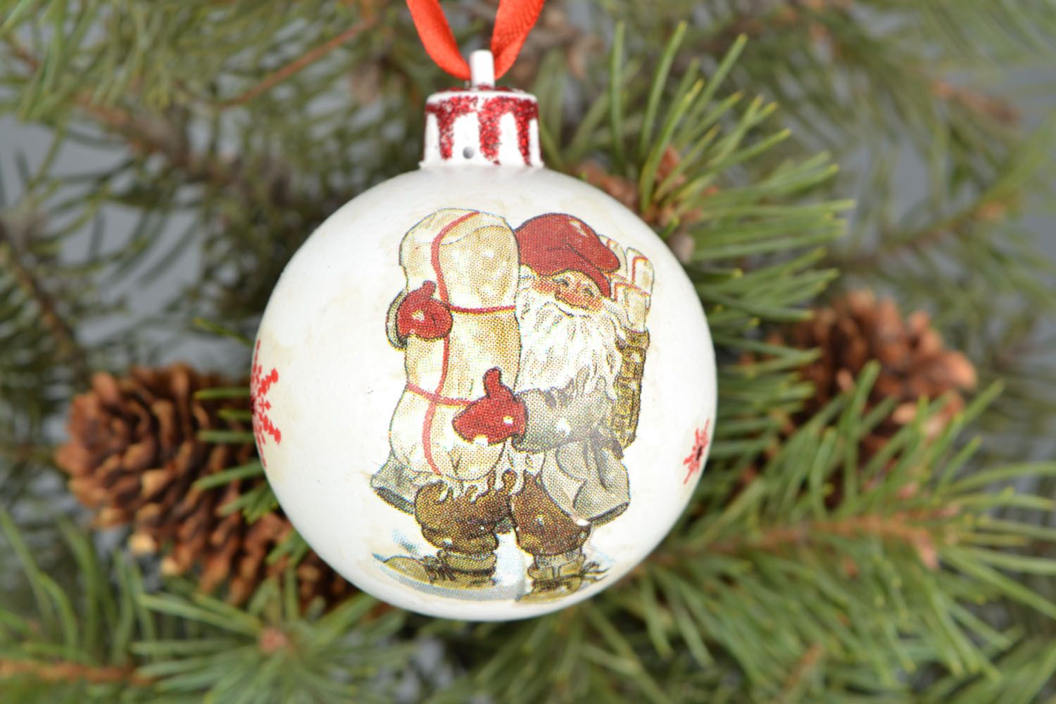 Weiße Christbaumkugel mit Muster Weihnachtsmann foto 1