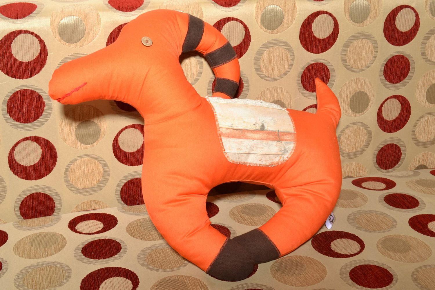 Petit doudou coussin en tissu orange en forme de chèvre fait main pour enfant photo 1