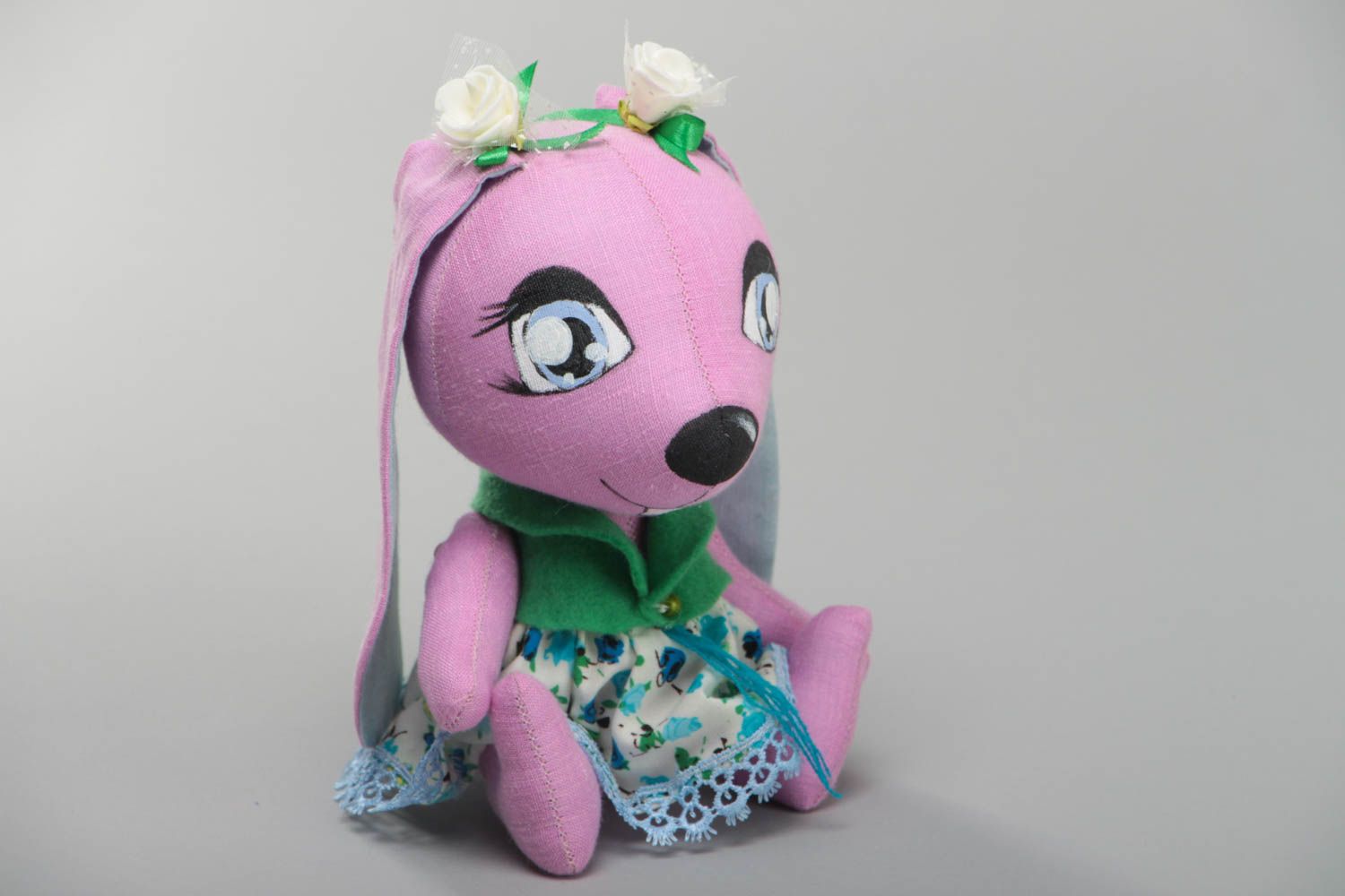 Handgemachtes Kuscheltier Hase aus Stoff in Rosa mit Acrylfarben bemalt schön foto 2