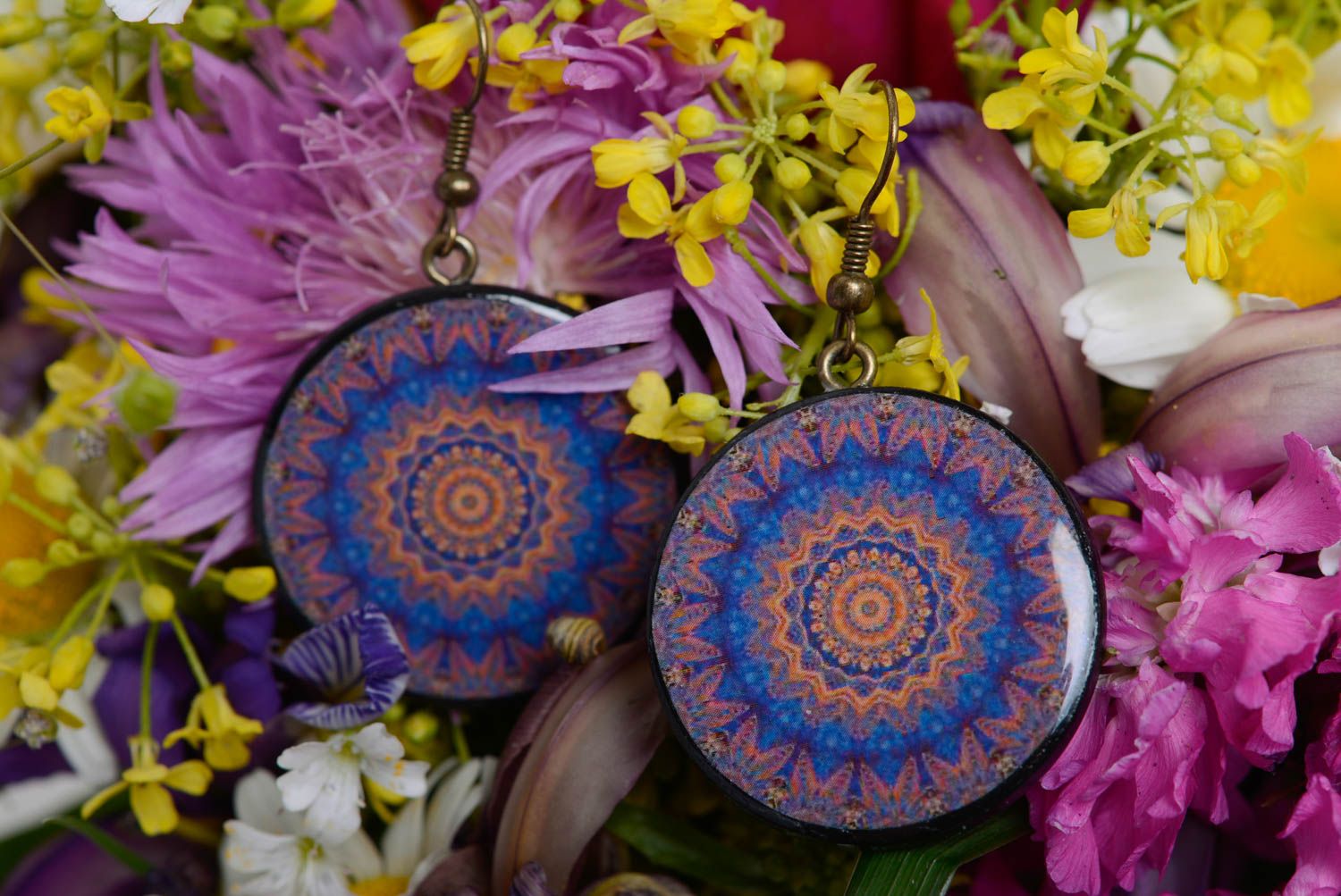 Künstlerische runde Ohrringe mit Muster im Ethno Stil aus Polymerton handmade foto 2