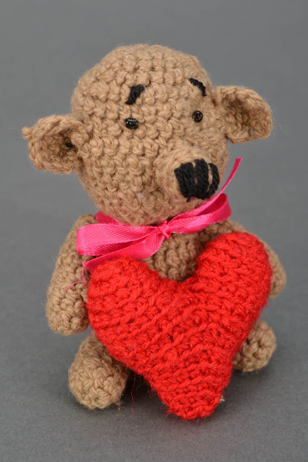 Doudou tricoté au crochet Ourson et coeur photo 1