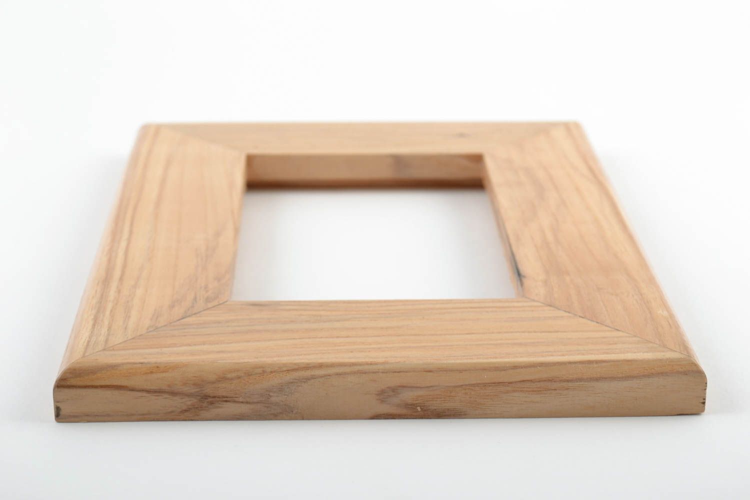 Cadre photo rectangulaire avec large bordure en bois clair fait main simple photo 2