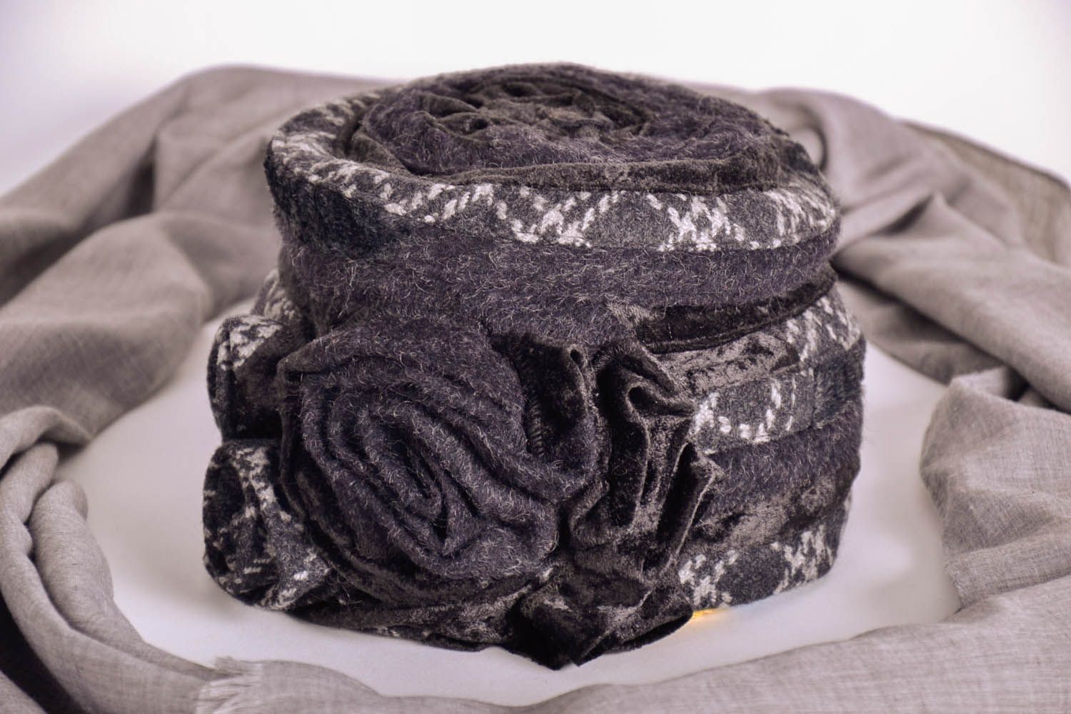 Gorro morno feminino tricotado de lã e pele artificial  foto 1