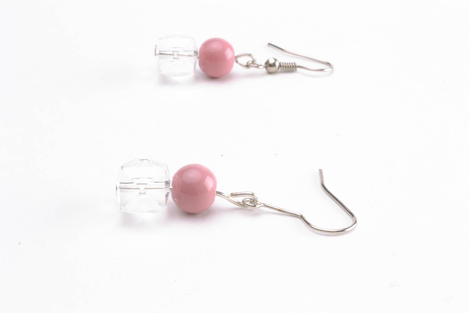 Boucles d'oreilles avec perles de verre roses photo 3