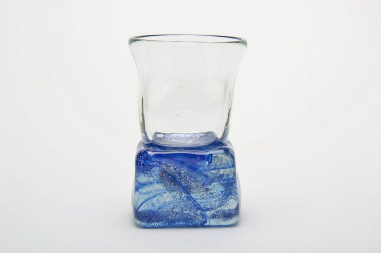 Copa de vidrio soplado con fondo azul foto 1