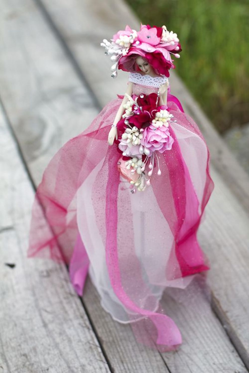 Hochzeitliche Puppe in rosigem Kleid foto 3