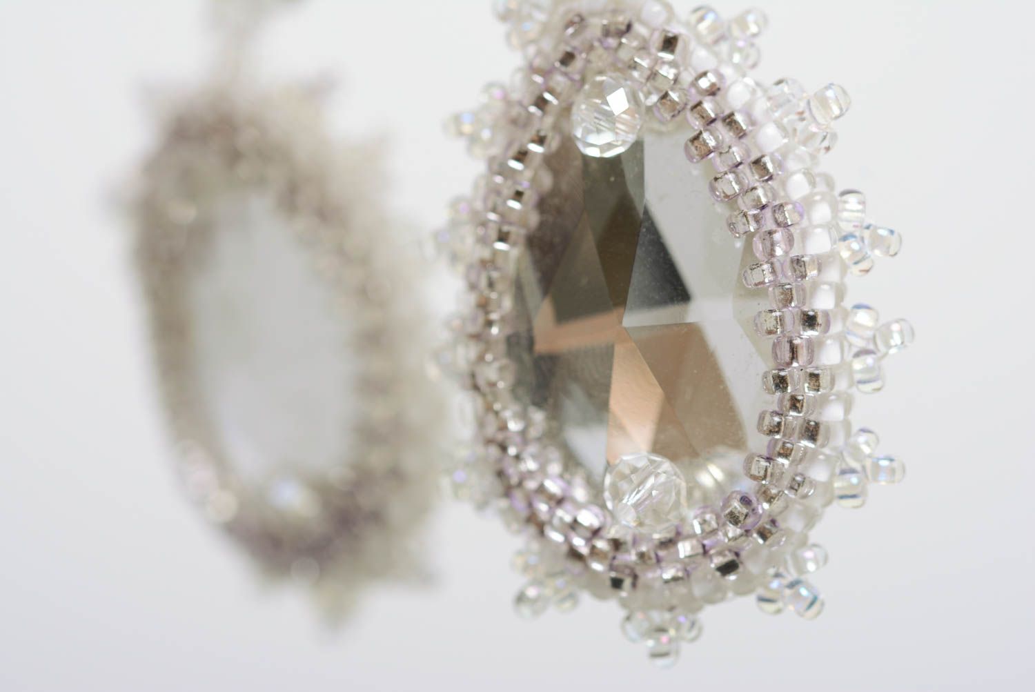 Каплевидные серьги из бисера с австрийскими кристаллами на английской застежке  фото 3