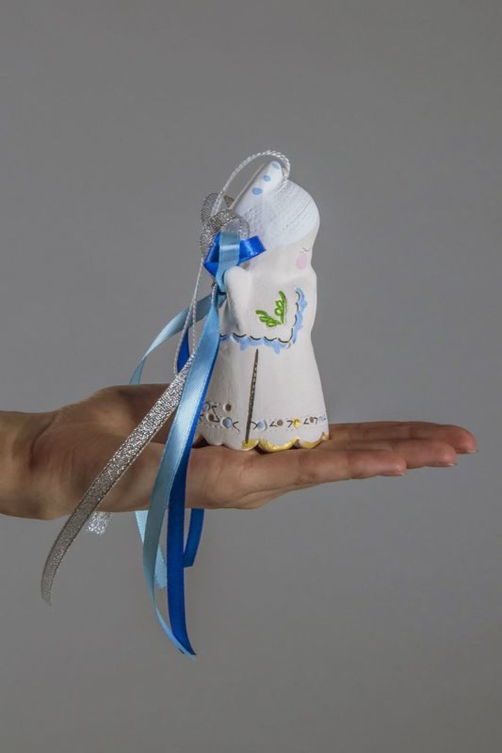 Clochette blanche en céramique avec rubans bleus photo 3