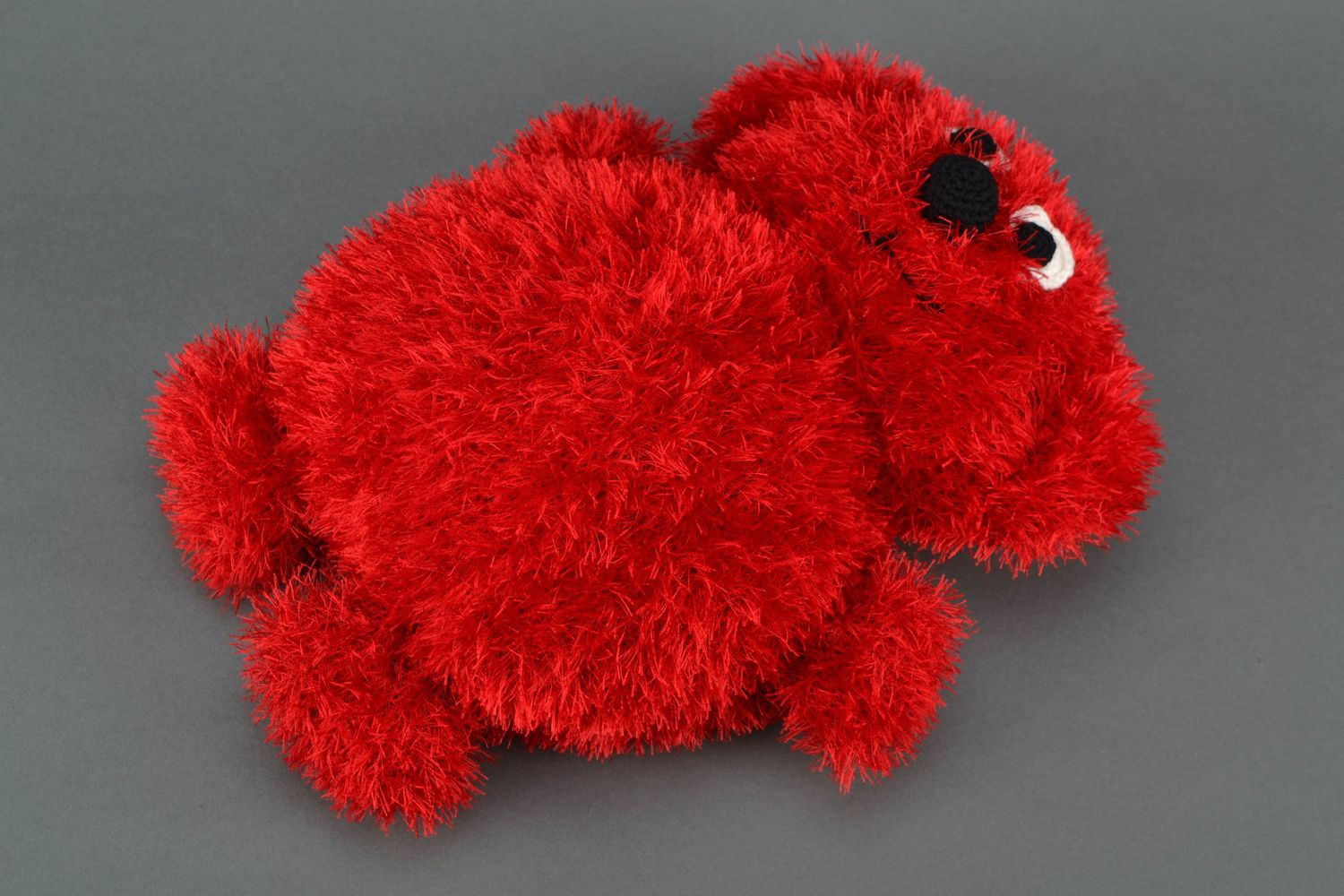 Мягкая вязаная игрушка красный мохнатый мишка фото 1