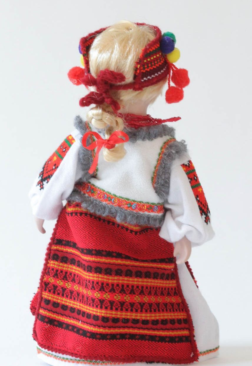 Boneca artesanal num vestido tradicional  foto 1