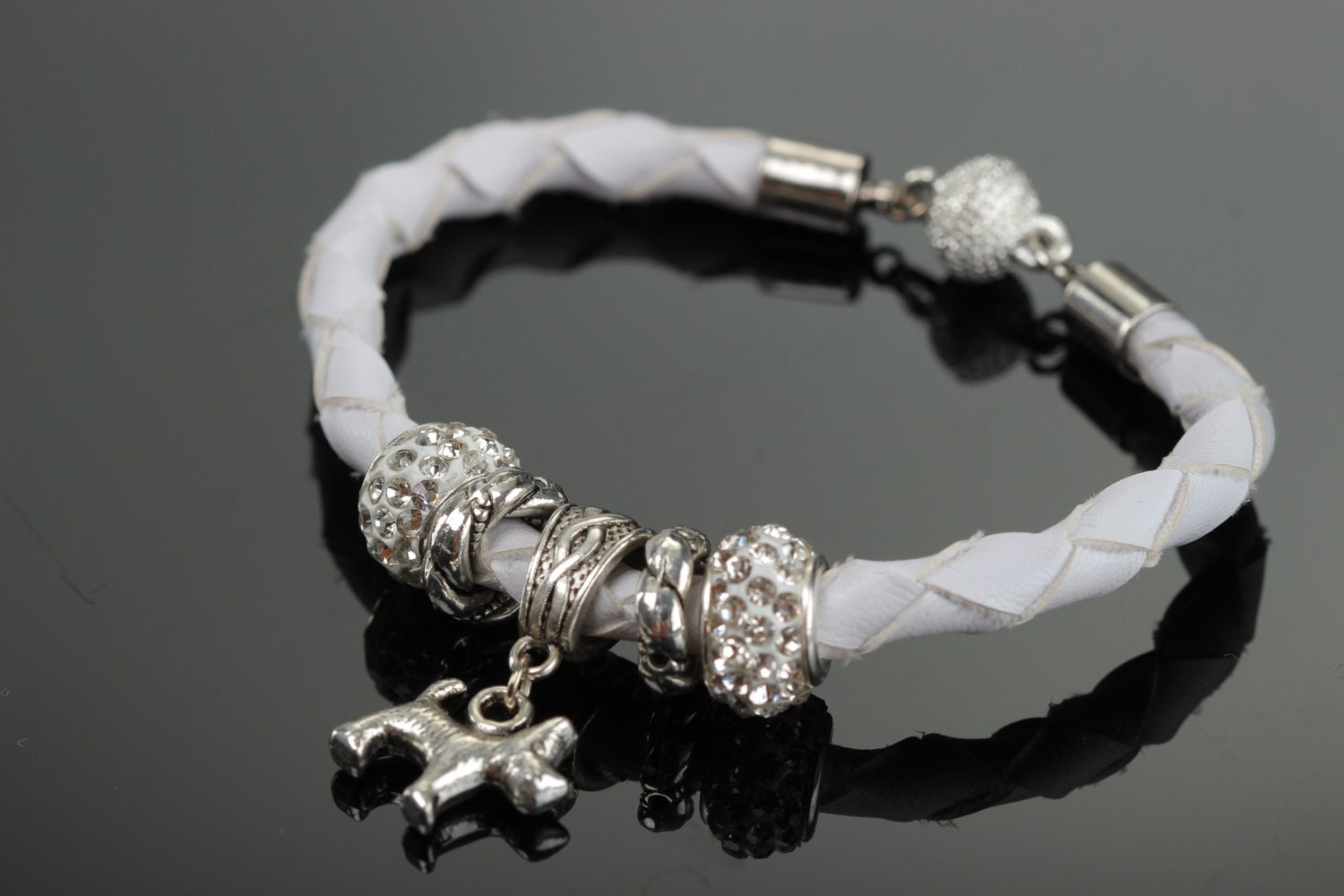 Bracelet fait main blanc de cuir artificiel avec pendeloque en forme de chien photo 1