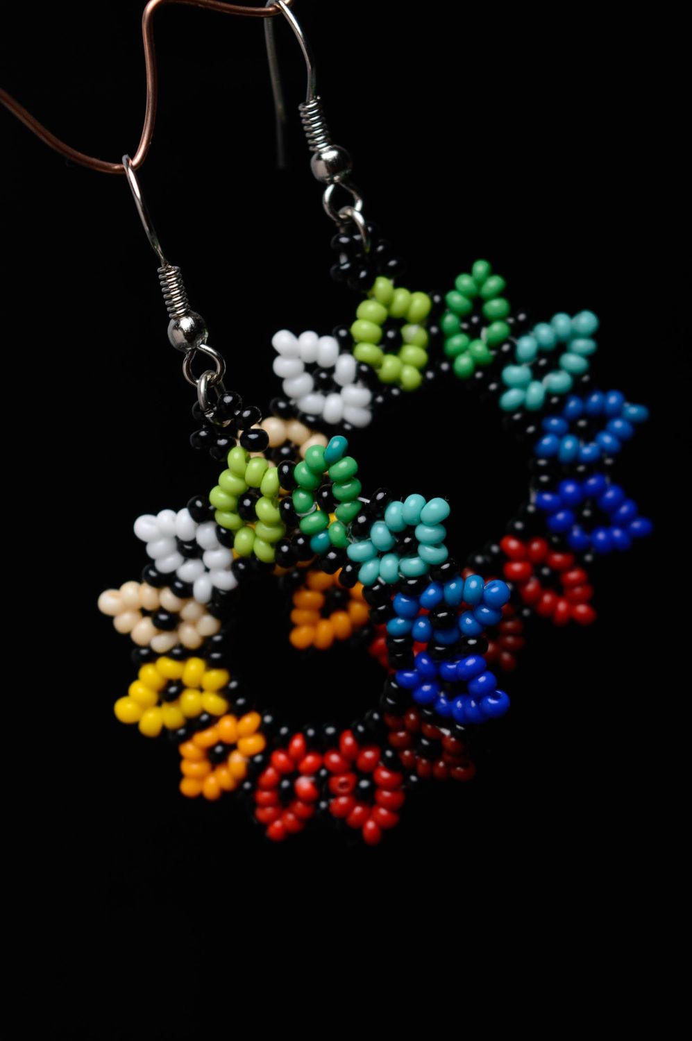 Regenbogenfarbene Ohrringe aus Glasperlen  foto 4
