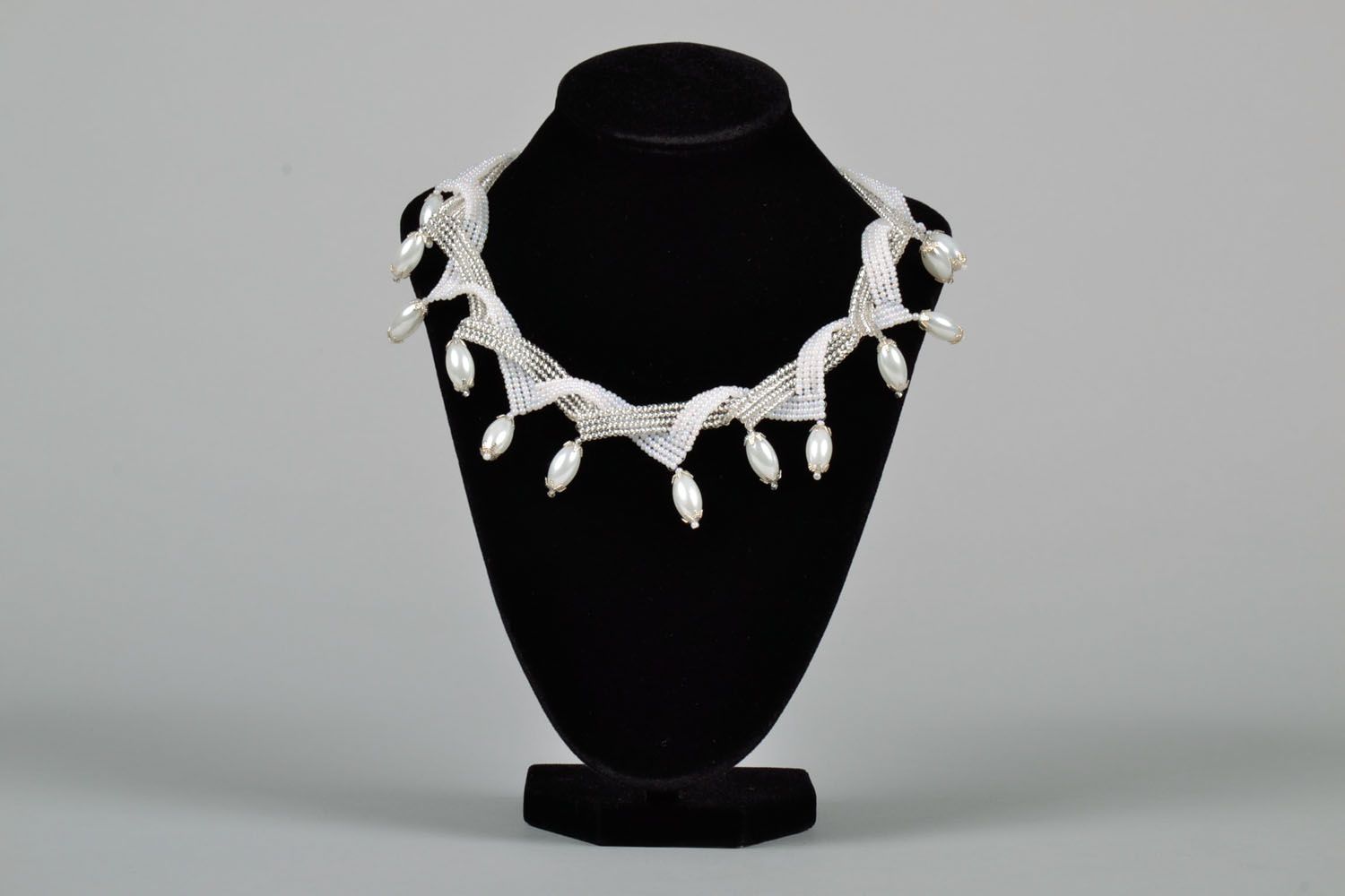 White beaded necklace photo 2