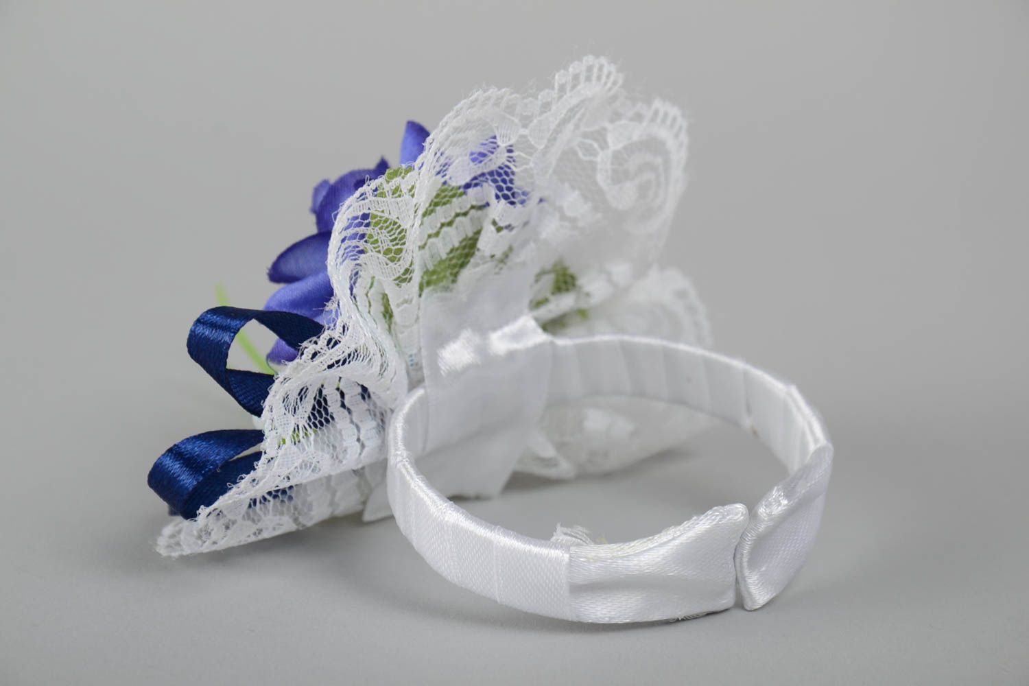 Hochzeit Boutonniere mit Blumen aus Atlasbändern handmade mit Spitze zart foto 3