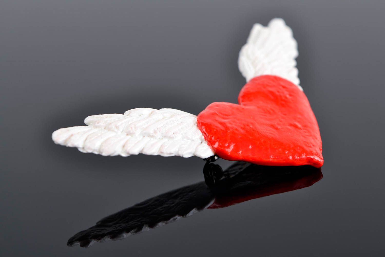 Broche de arcilla polimérica broche artesanal regalo original corazón con alas foto 1