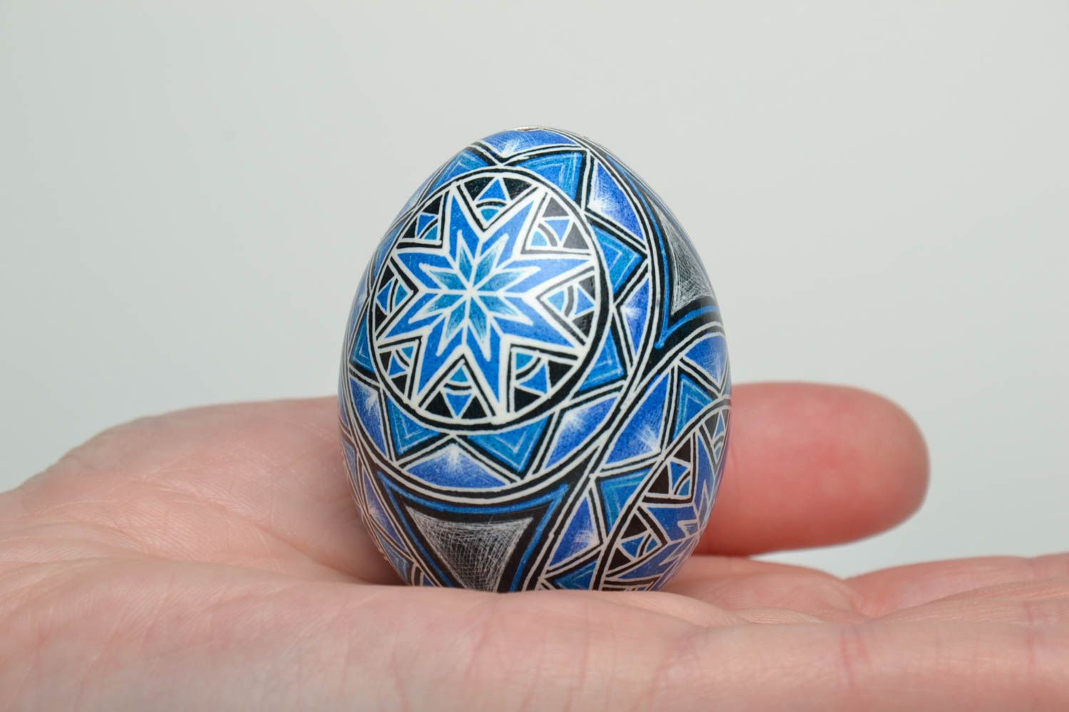 Oeuf de Pâques peint de colorants d'aniline fait main décoratif original bleu photo 5