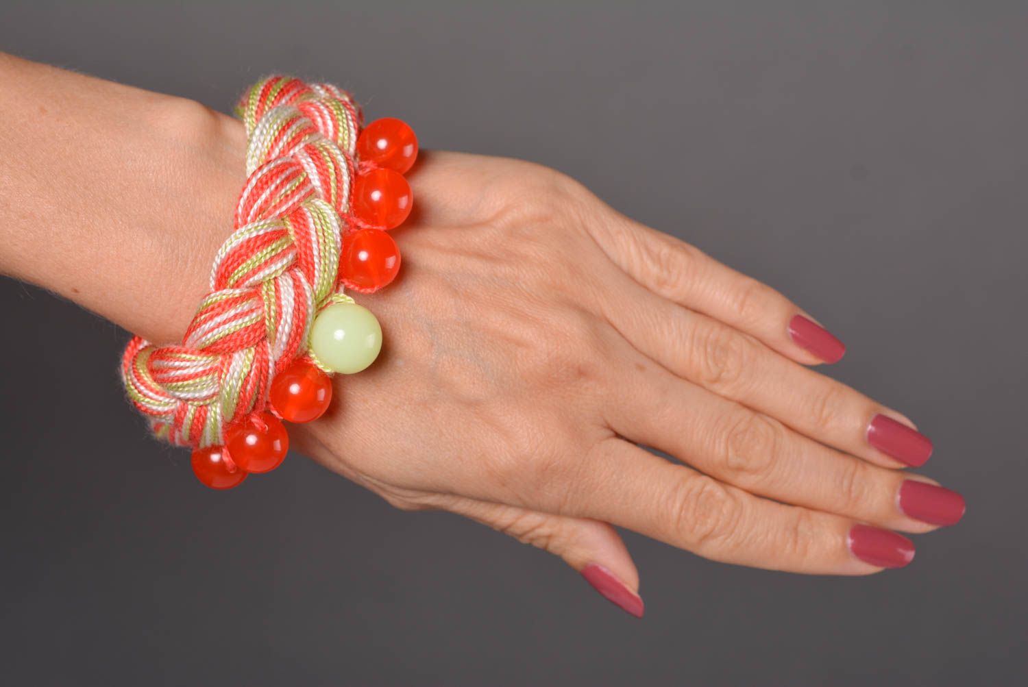 Bracelet large Bijou fait main tressé en fils acryliques Cadeau femme original photo 2