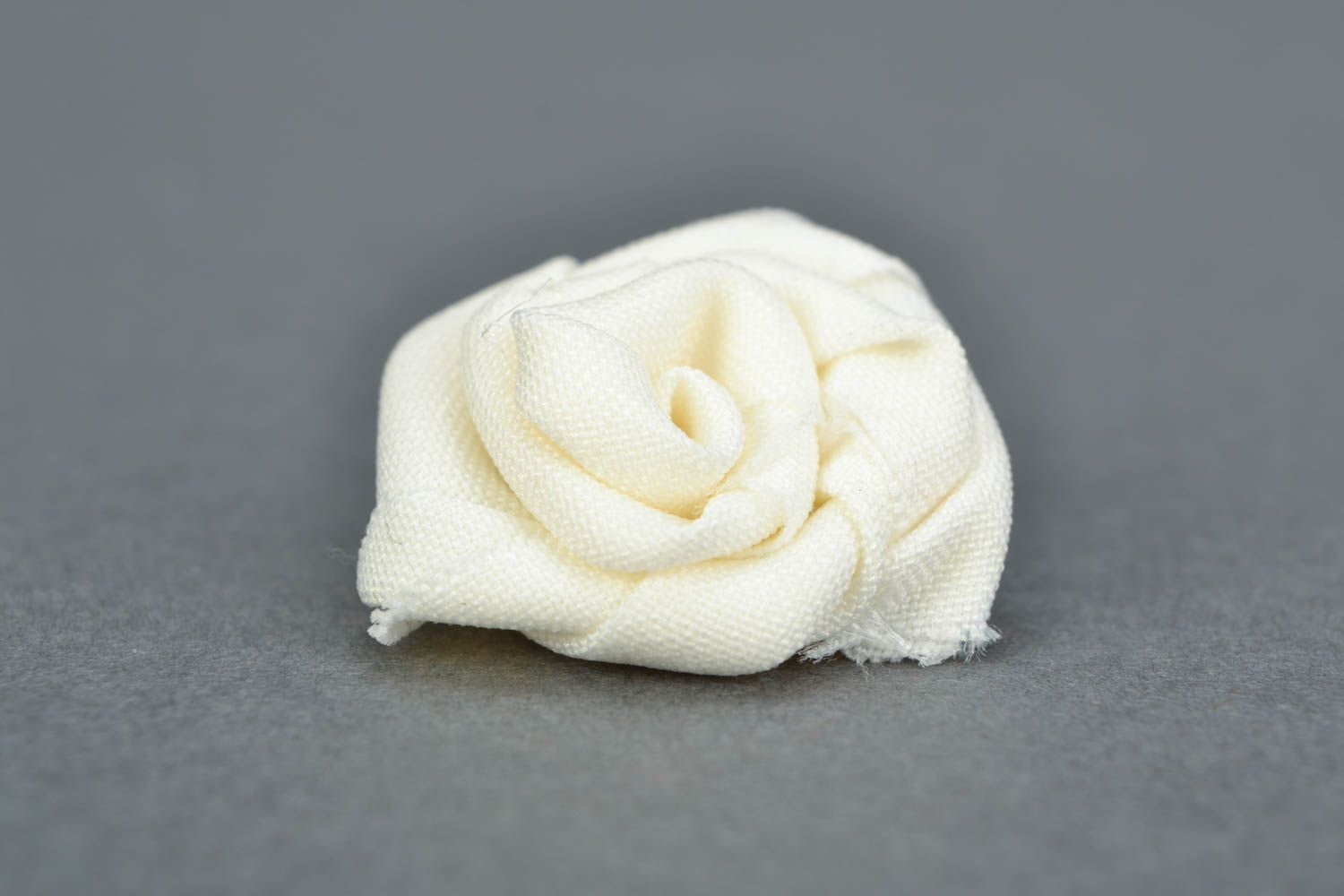 Роза из ткани белая ручной работы заготовка под брошь или заколку для волос фото 3