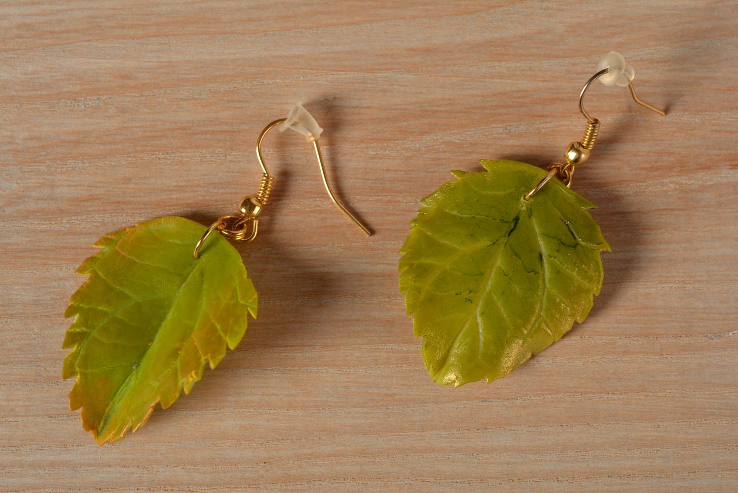 Boucles d'oreilles en pâte polymère faites main en forme de feuilles vertes photo 2