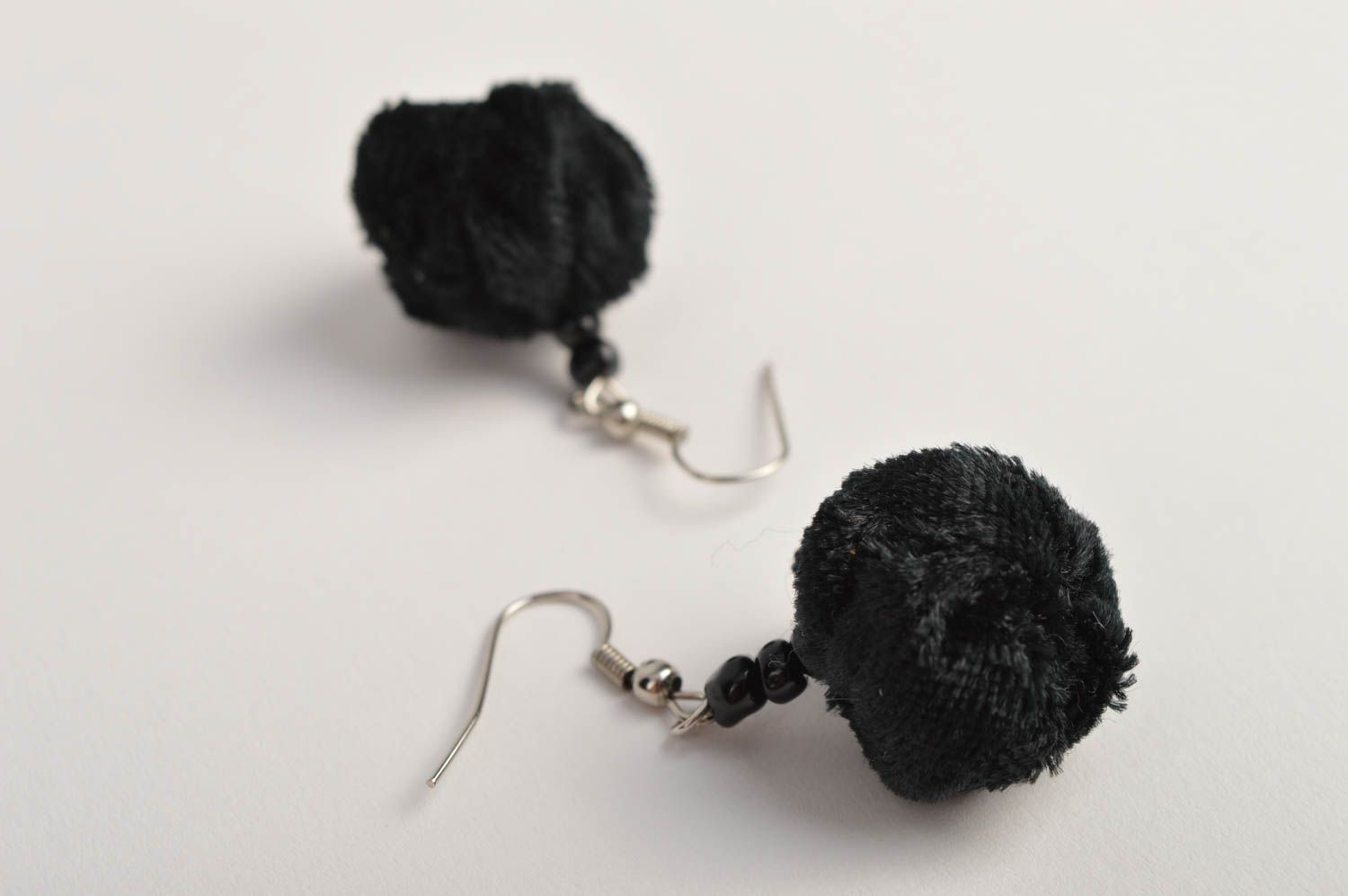 Серьги из ткани ручной работы черные красивые серьги с бусинами модные серьги фото 3