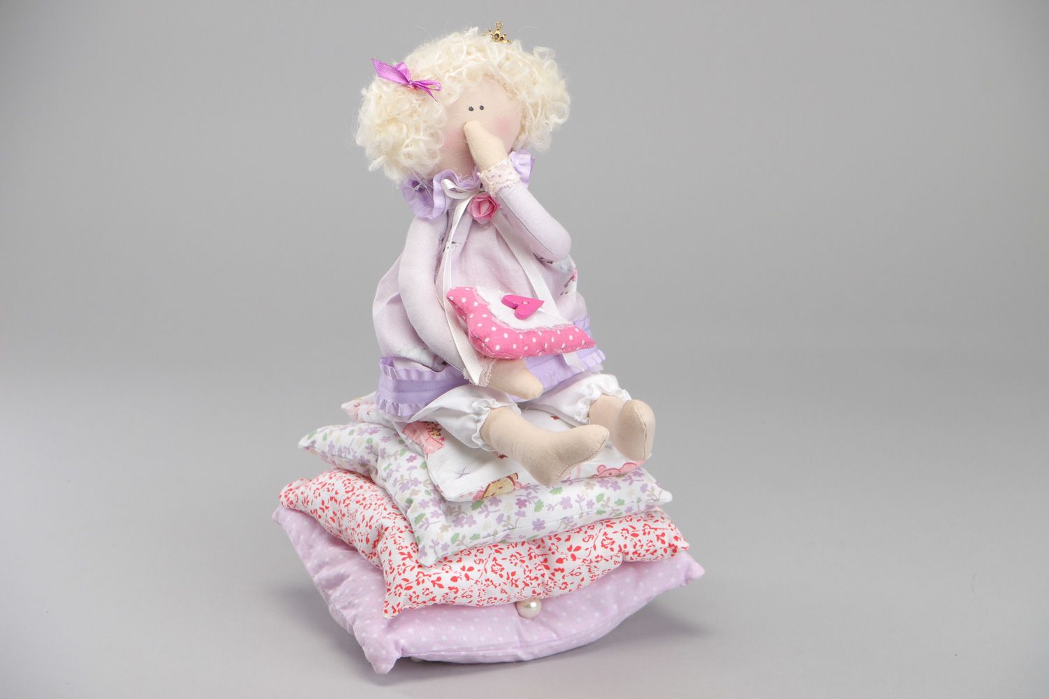 Kleine helle weiche handgemachte Puppe aus Stoff Prinzessin auf der Erbse foto 1