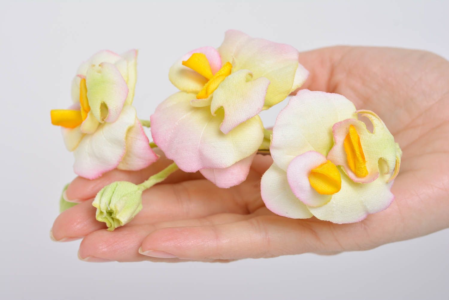Pinza con flores para el cabello artesanal hermosa blanca amarilla de seda foto 4