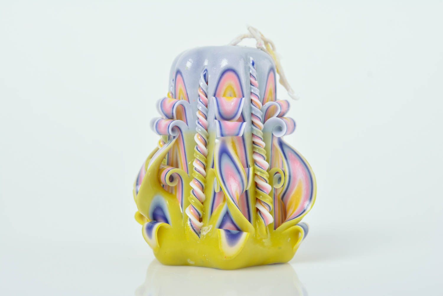 Bougie sculptée décorative faite main en paraffine couleurs pastel design photo 1