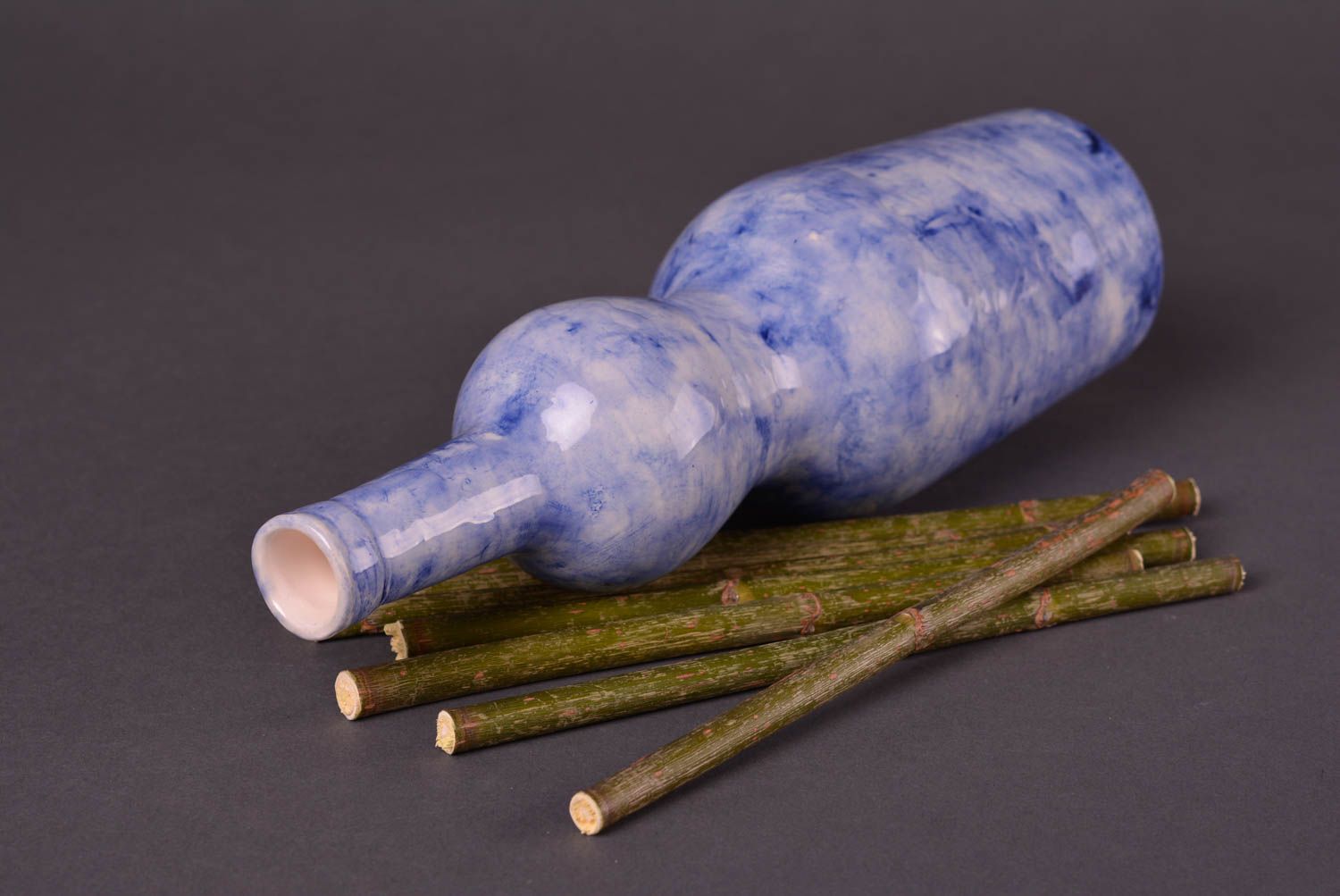Подарок ручной работы глиняная бутылка синяя керамическая бутылка авторская фото 1