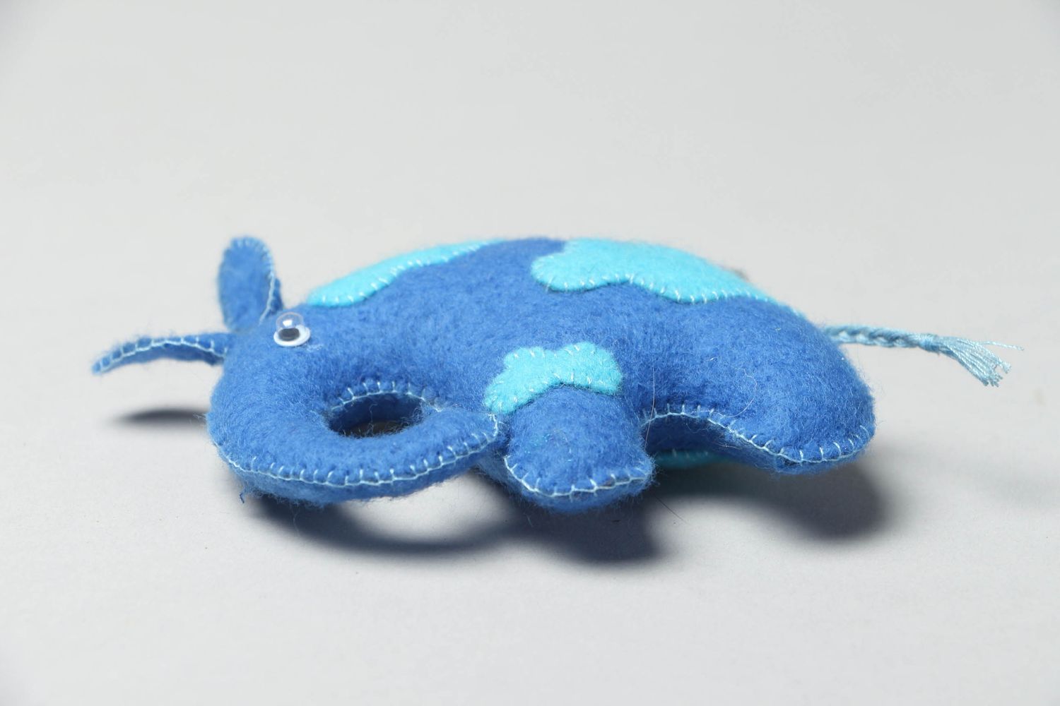 Мягкая игрушка-подвеска из фетра ручной работы Слоник синий фото 3