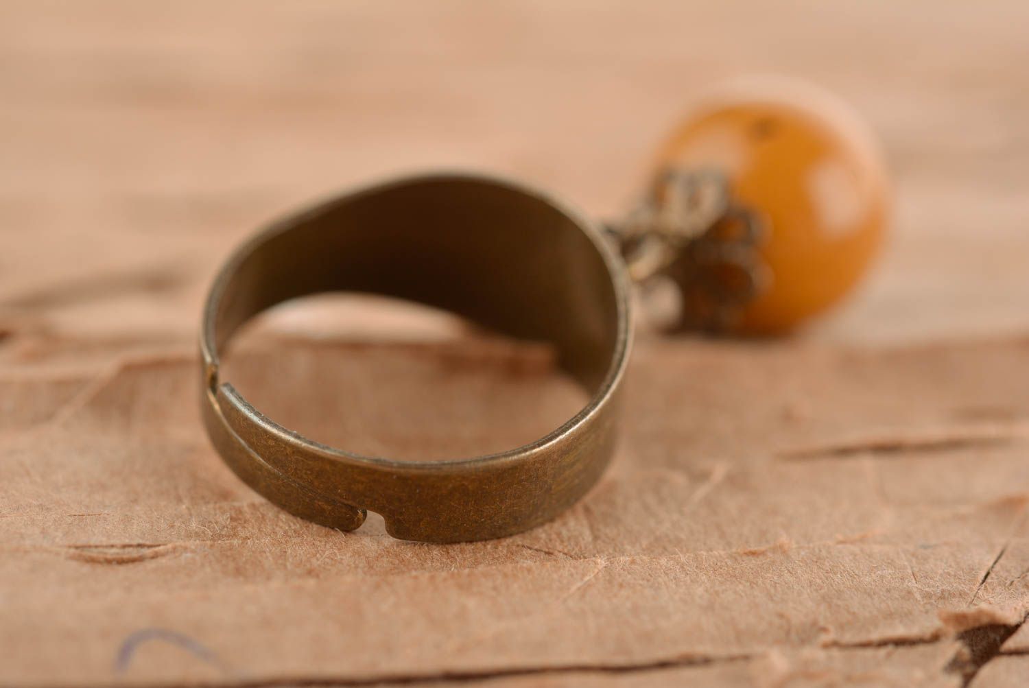 Кольцо ручной работы кольцо с бусиной горчичного цвета металлическое украшение фото 5