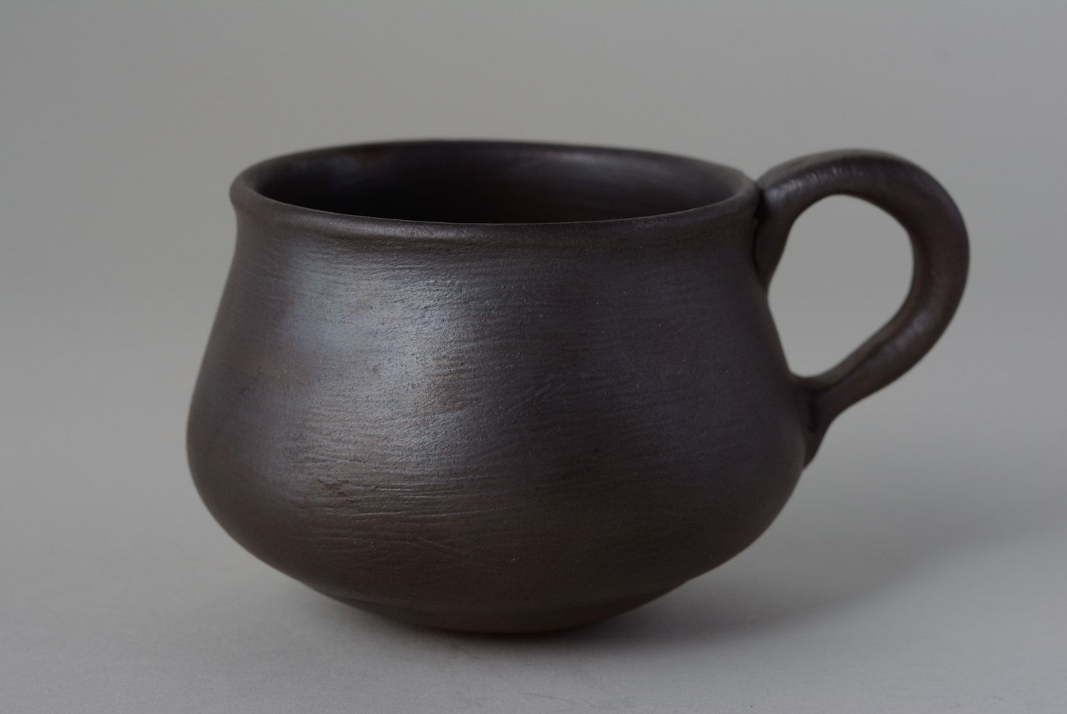 Глиняная чашка ручной работы чернодымленная красивая объемом 300 мл фото 4