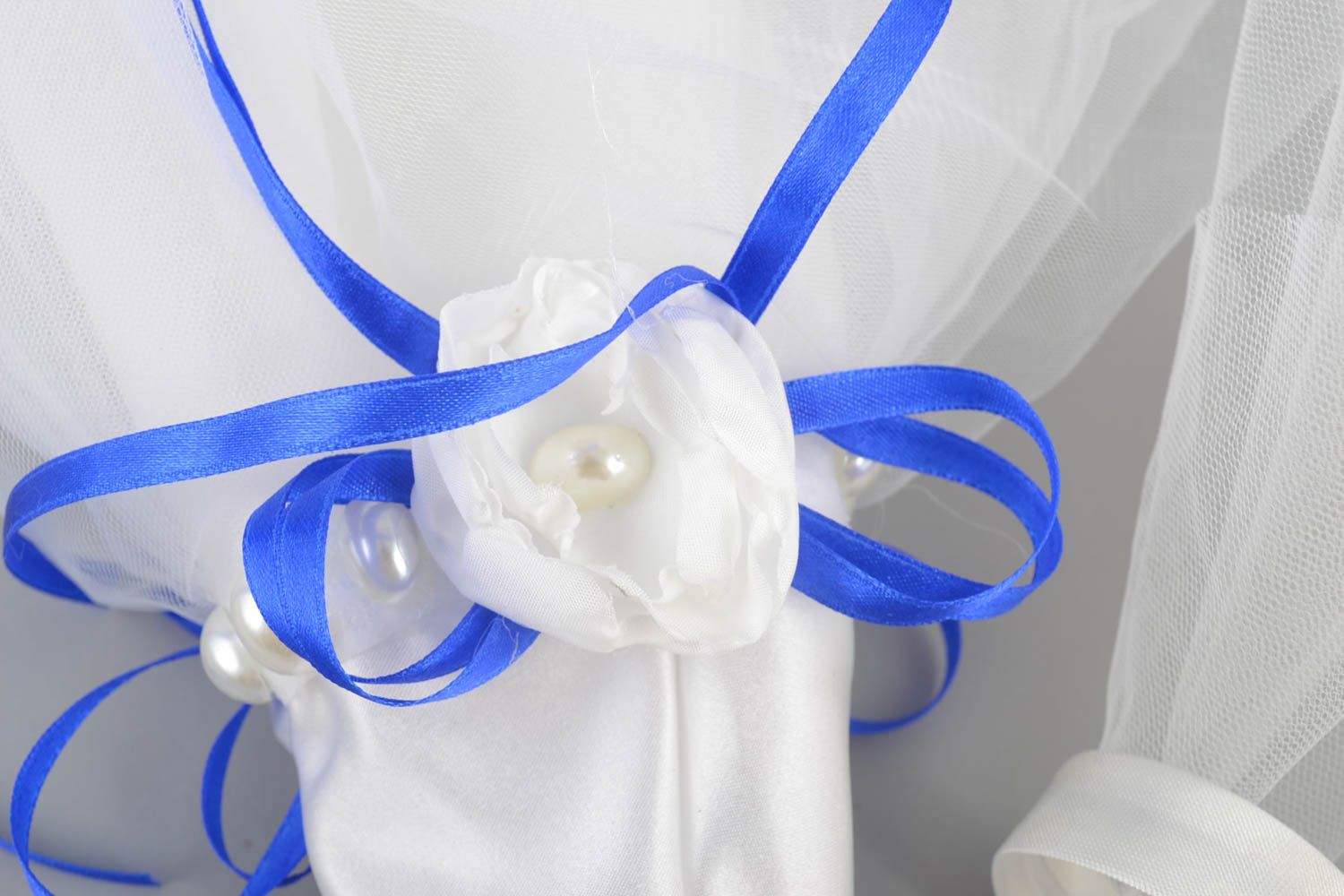 Белая с синим одежда невесты на бутылку шампанского ручной работы красивая фото 4