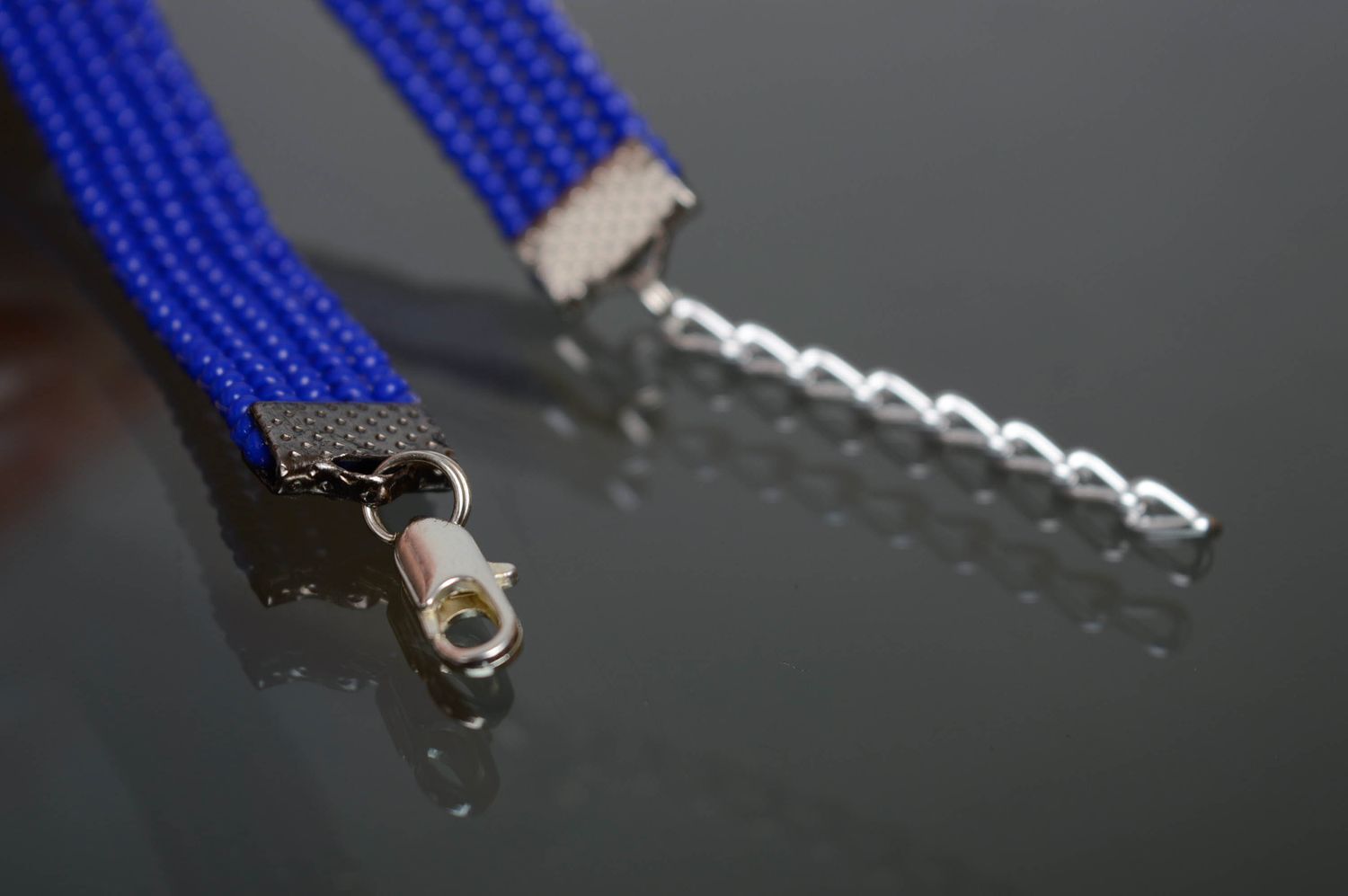 Bracelet bleu en perles de rocaille fait main avec noeud  photo 5