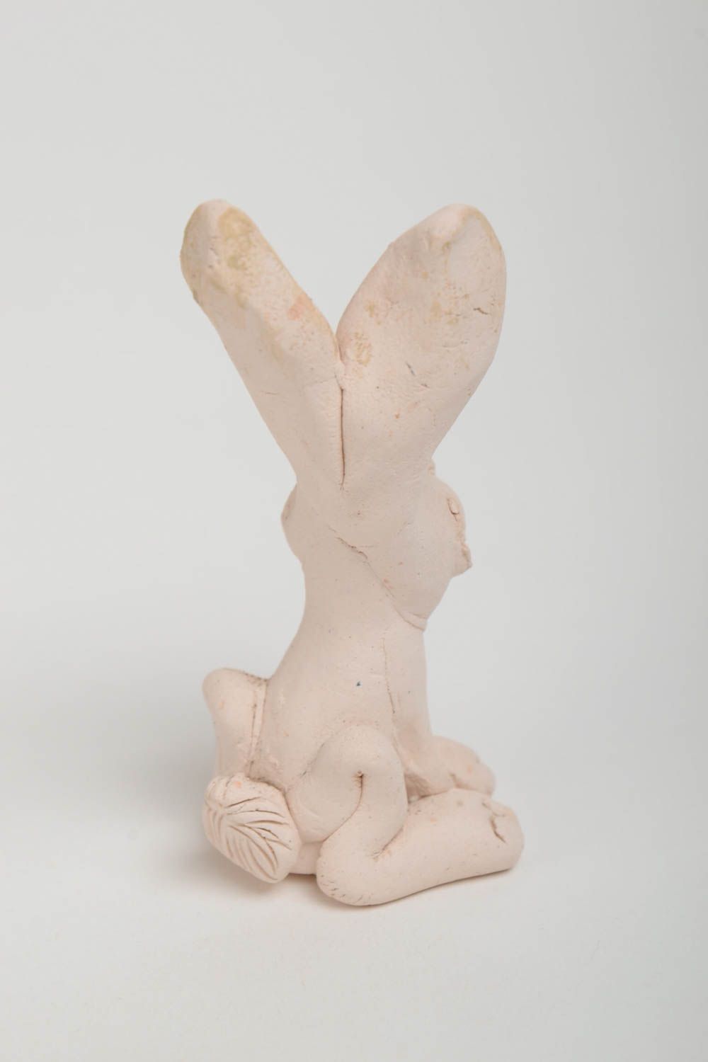 Глиняная статуэтка в виде белого зайчика вылепленная вручную для декора фото 3