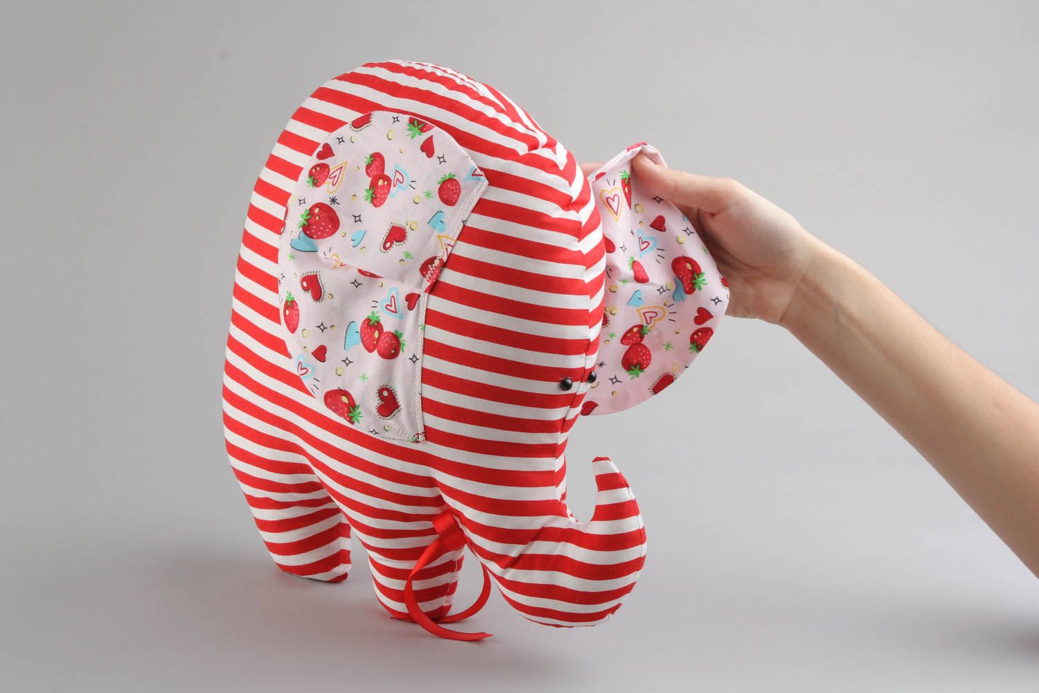 Coussin décoratif Éléphant avec fraises fait main photo 1