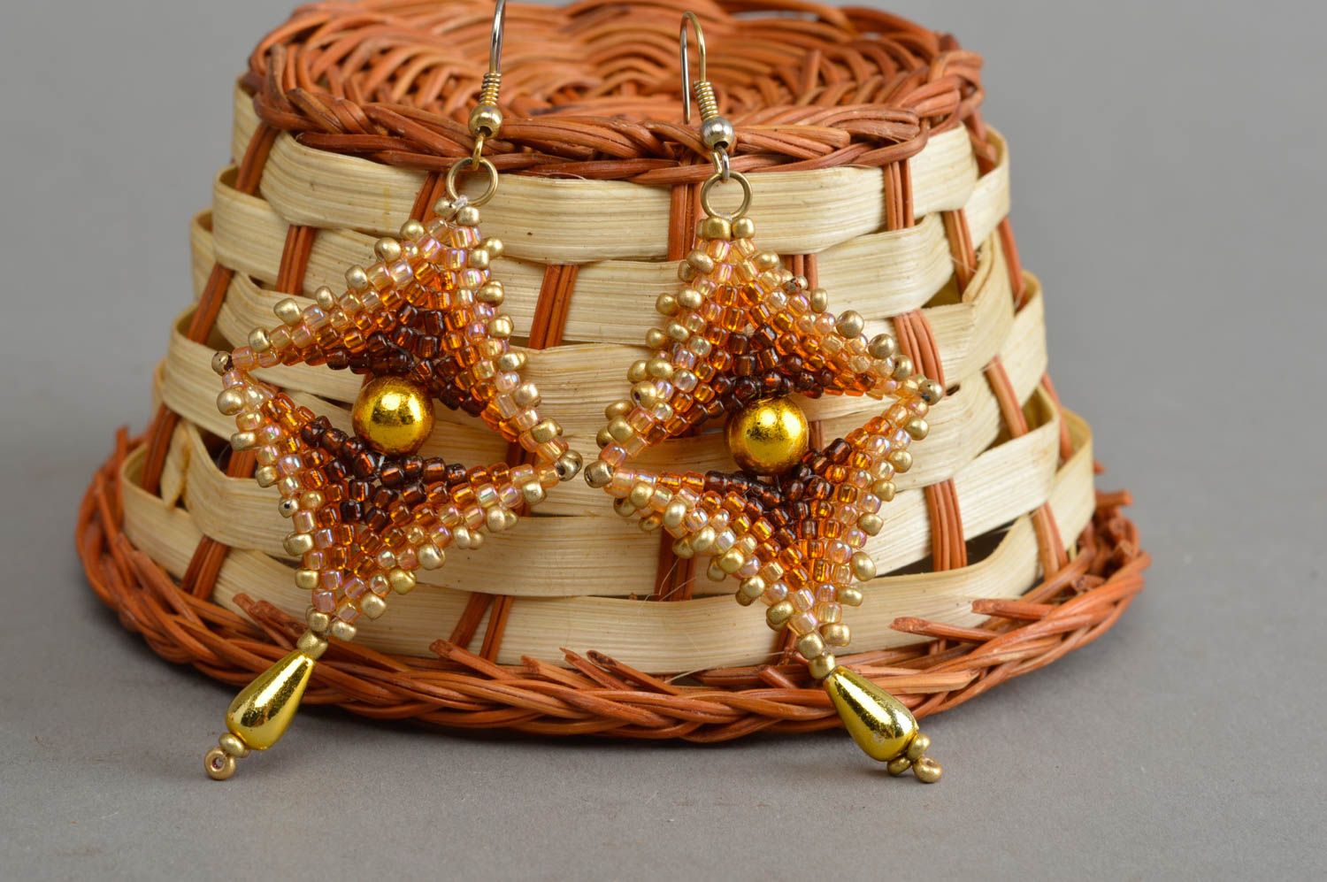 Boucles d'oreilles dorées en perles de rocaille faites main losanges femme photo 1