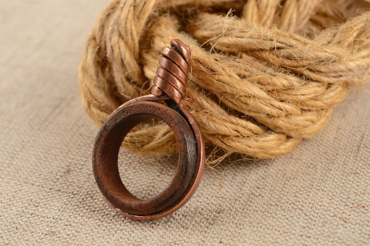 Кольцо из дерева с медью коричневое стильное модное оригинальное ручной работы фото 1