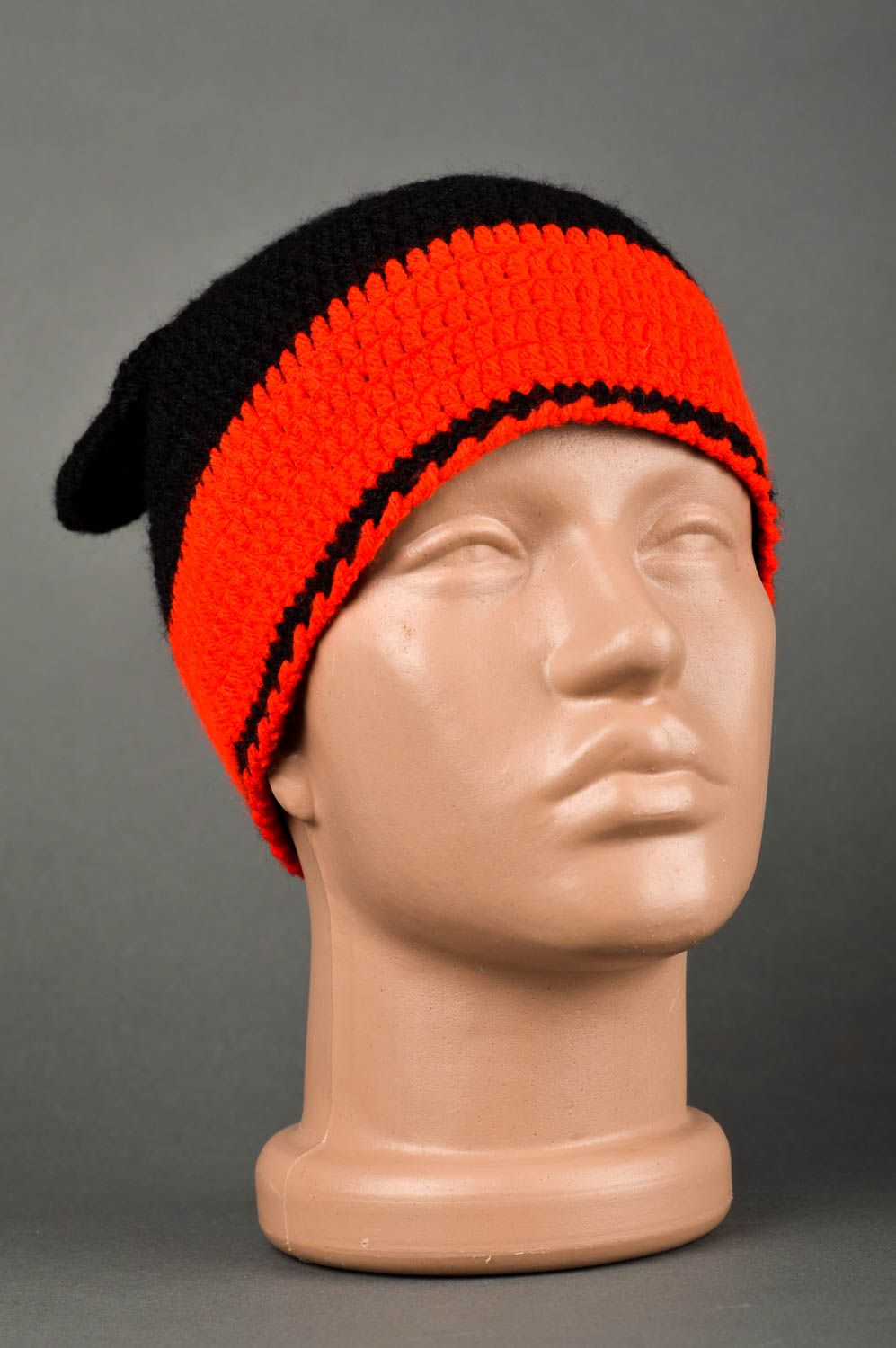 Gestrickte Mütze handmade warme Mütze in Rot und Schwarz modisches Accessoire foto 2