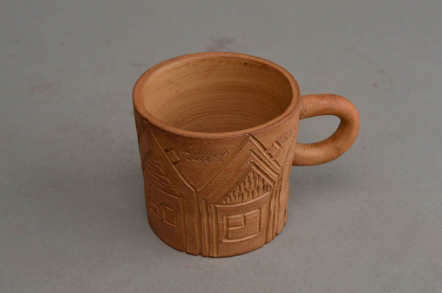 Taza artesanal vasija de barro con ornamento de casitas accesorio de cocina foto 3