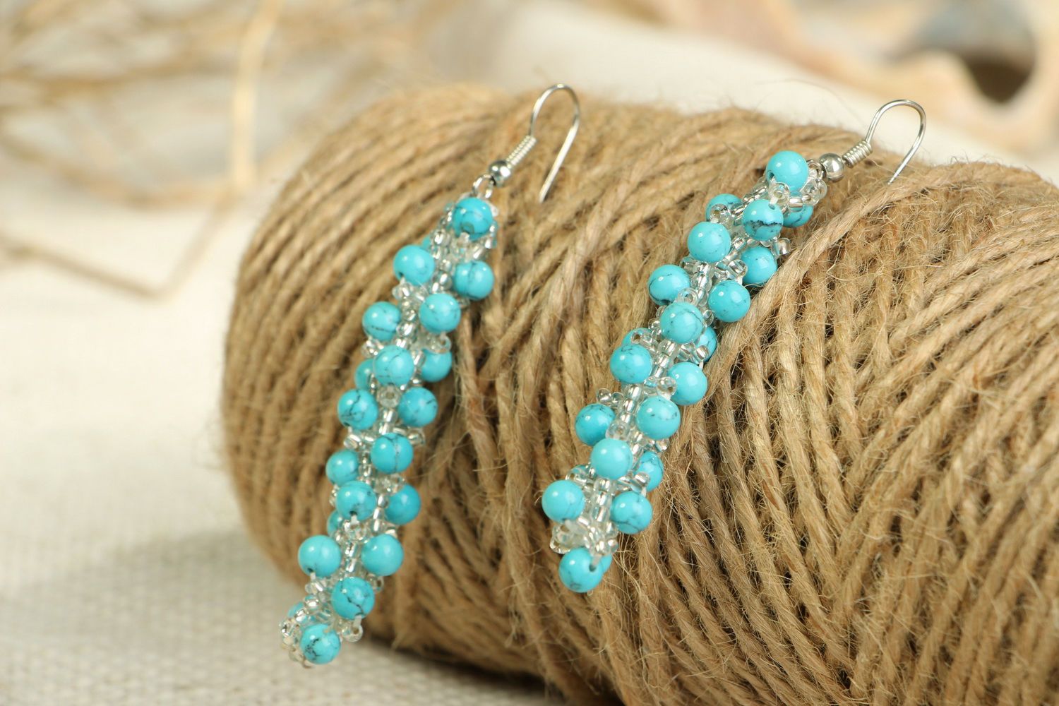 Boucles d'oreilles fait main avec turquoise et perles de rocailles photo 3