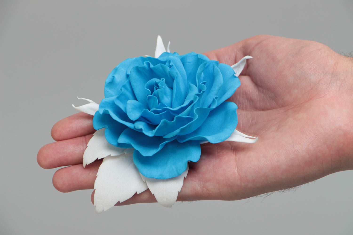 Broche en foamiran en forme de rose bleu blanc faite main grand accessoire photo 5