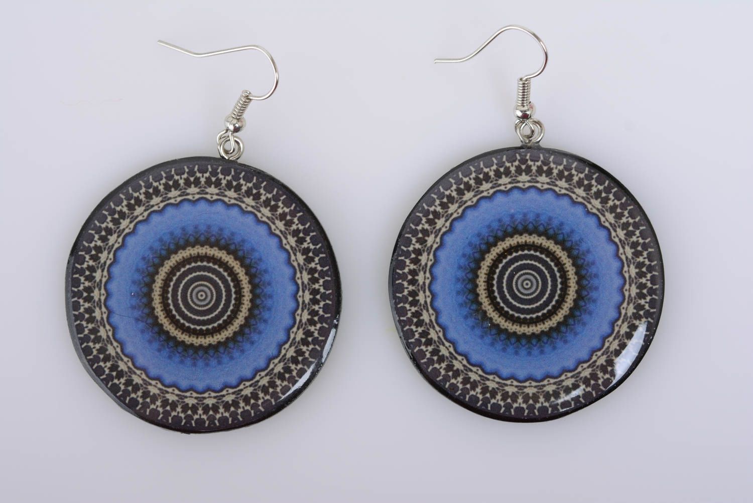 Künstlerische runde Ohrringe aus Polymer Ton in Blau mit Ornament Decoupage foto 5