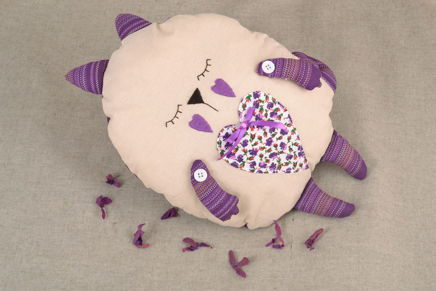 Мягкая игрушка-подушка в виде кота из ткани ручная работа для детей и декора фото 1
