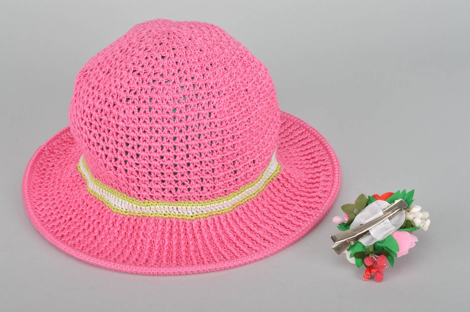 Chapeau enfant fait main Bonnet fille rose tricoté avec barrette Cadeau original photo 2
