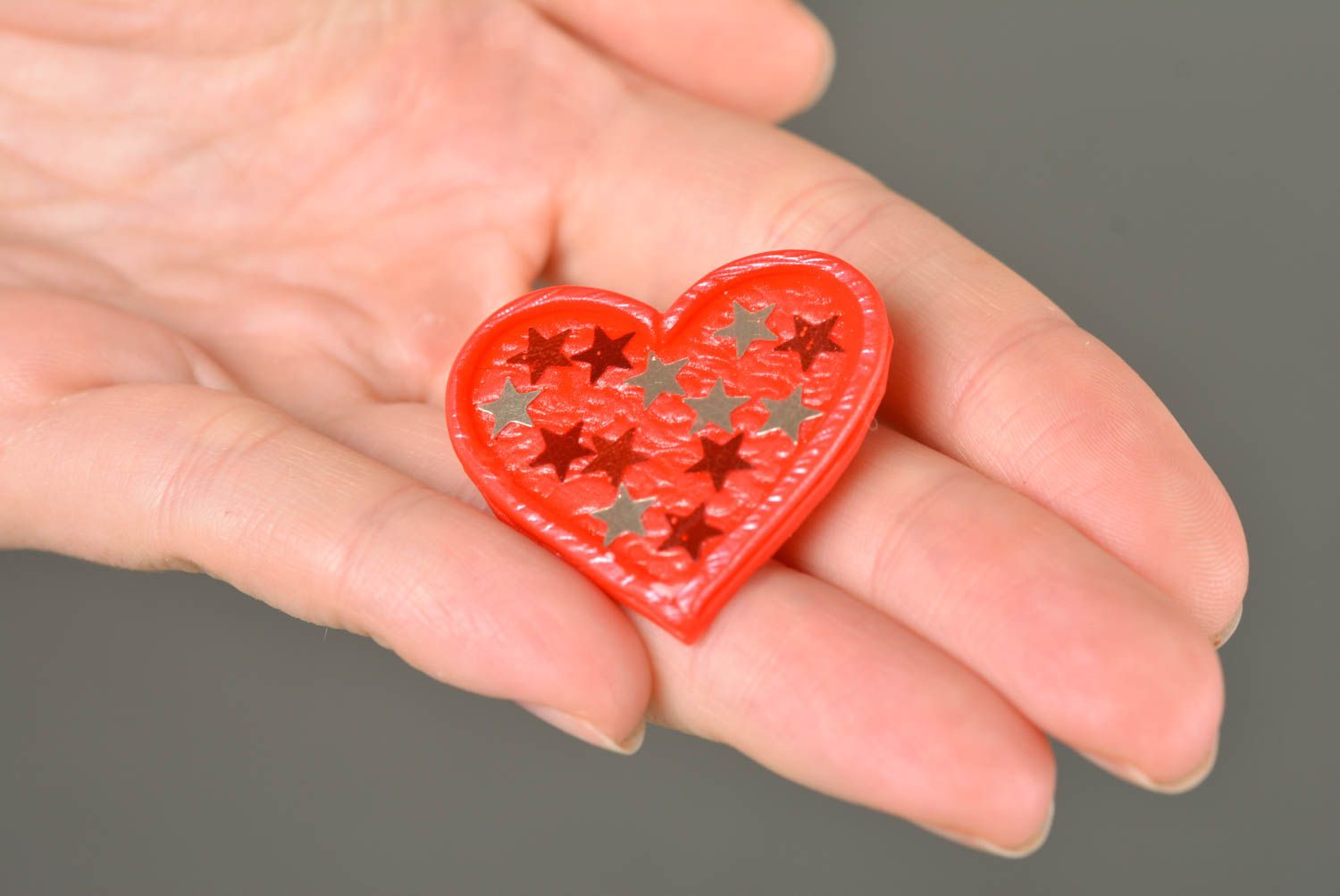 Broche en forme de coeur en résine époxyde faite main rouge avec étoiles photo 3