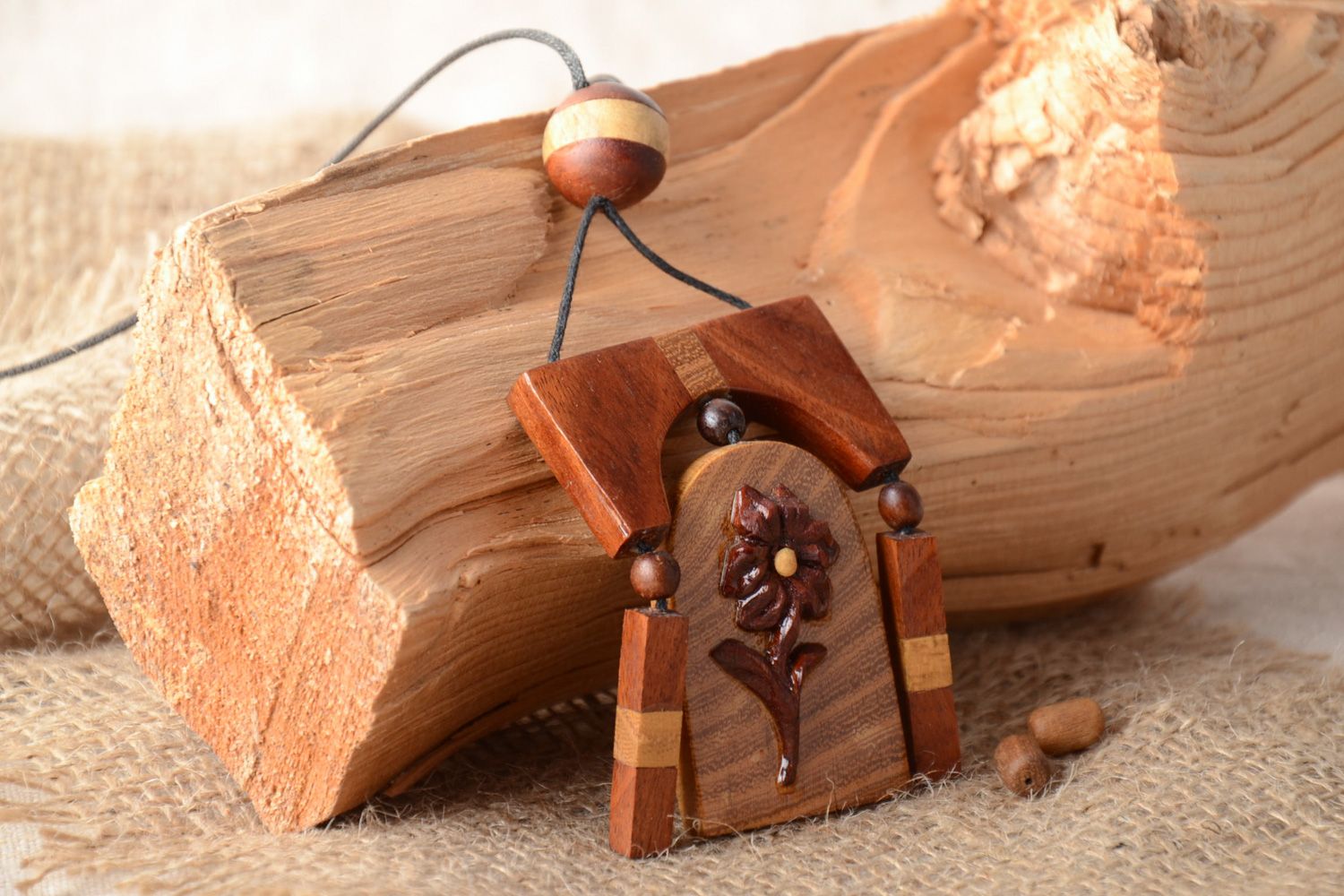 Handgemachter Anhänger aus Holz Halsschmuck mit Schnur im Ethno Stil Originell foto 1